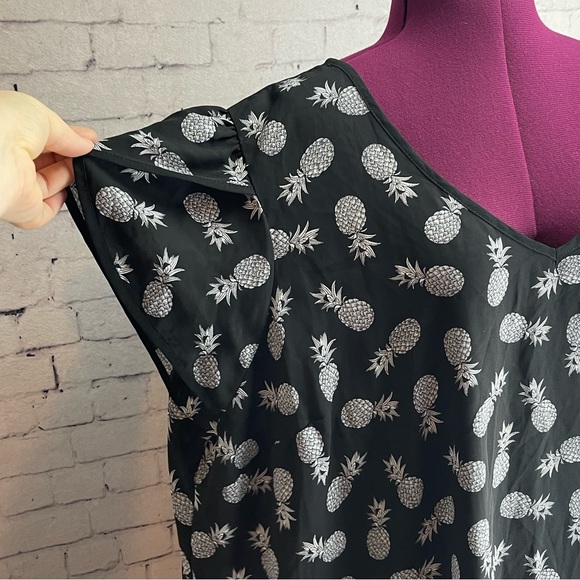 Torrid size 4 Georgette Tulip Sleeve Blouse black with white pineapple print - Picture 4 of 6